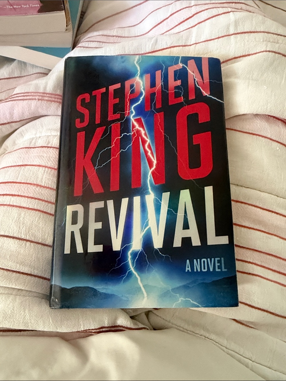 Revival Hardcover Stephen king - Blue and Black Cover